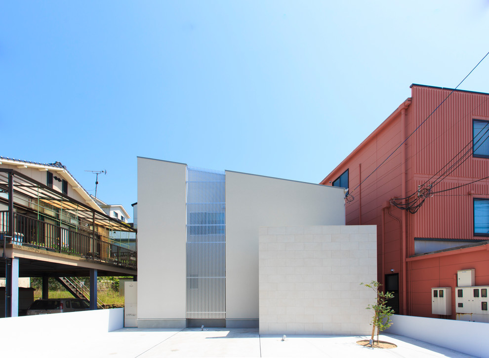 Kleines, Zweistöckiges Modernes Einfamilienhaus mit Mix-Fassade, weißer Fassadenfarbe, Pultdach und Blechdach in Sonstige