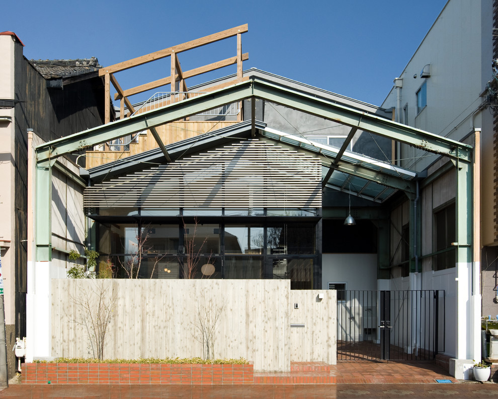 名古屋にあるインダストリアルスタイルのおしゃれな家の外観 (コンクリートサイディング) の写真