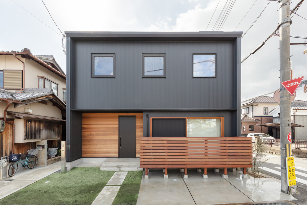 大阪にあるインダストリアルスタイルのおしゃれなグレーの家の写真