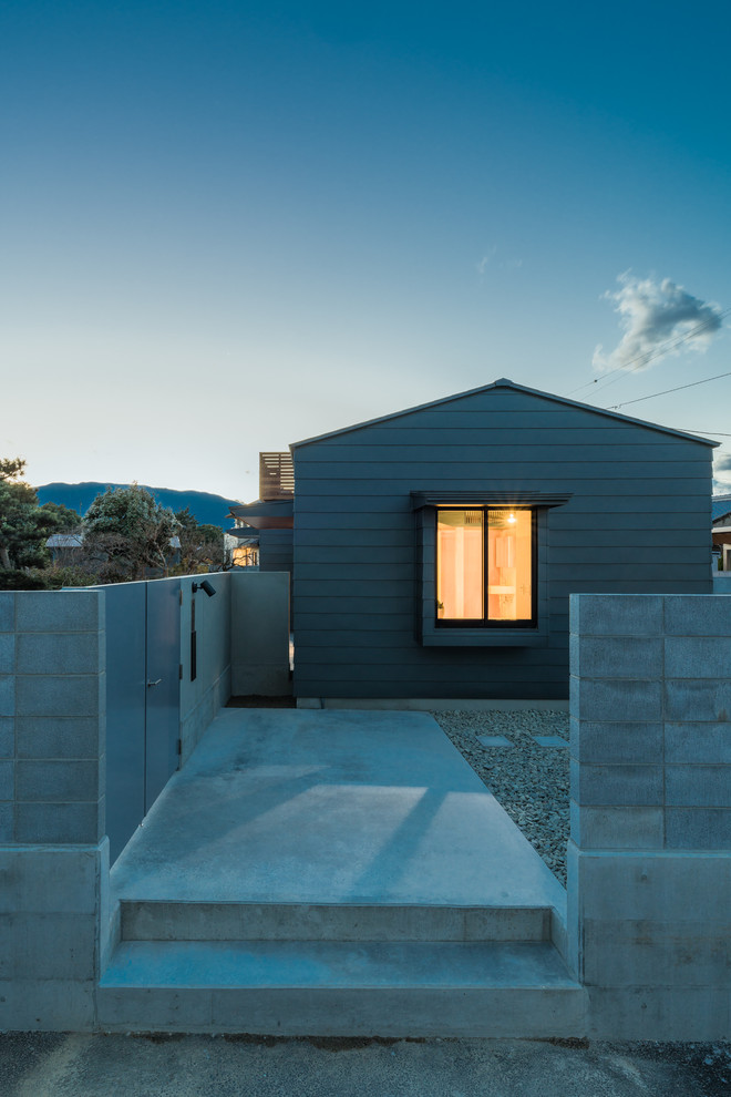 Geräumiges, Einstöckiges Modernes Einfamilienhaus mit Metallfassade, grauer Fassadenfarbe, Satteldach und Blechdach in Sonstige