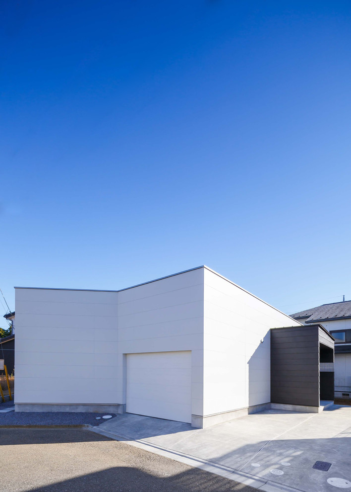 Idee per la facciata di una casa bianca contemporanea a un piano con rivestimenti misti e copertura in metallo o lamiera