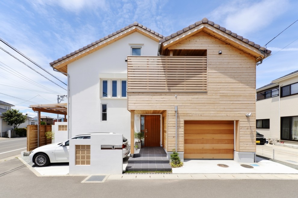 Источник вдохновения для домашнего уюта: бежевый частный загородный дом в японском стиле в восточном стиле с черепичной крышей