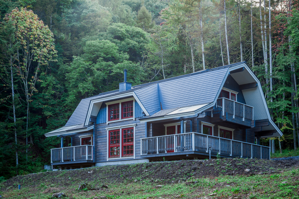 Идея дизайна: синий, двухэтажный дом в классическом стиле с мансардной крышей