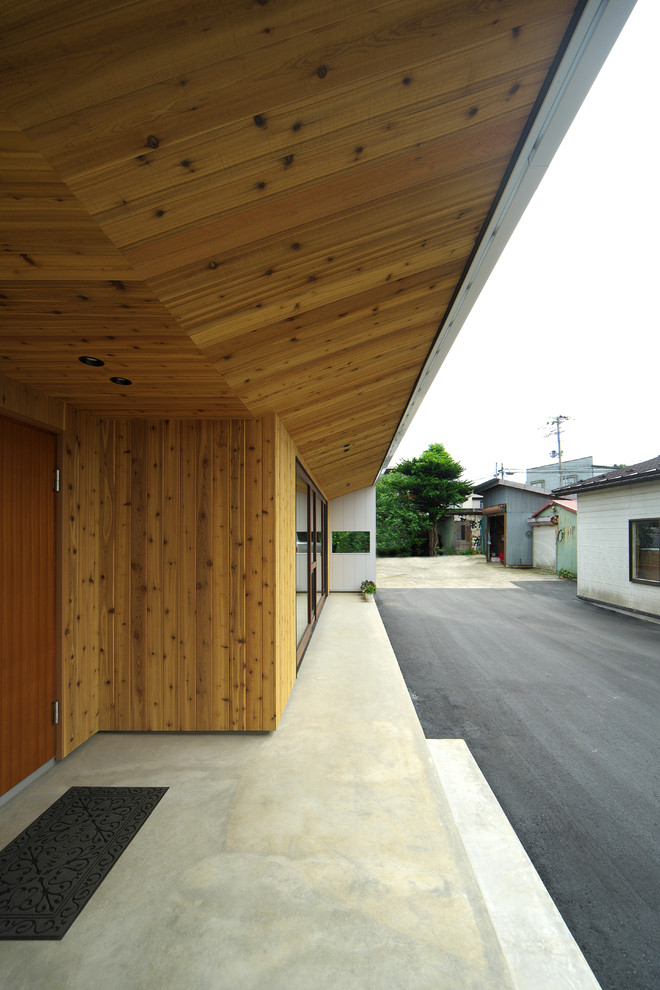 Aménagement d'une grande façade de maison blanche moderne en bois de plain-pied avec un toit en appentis et un toit en métal.