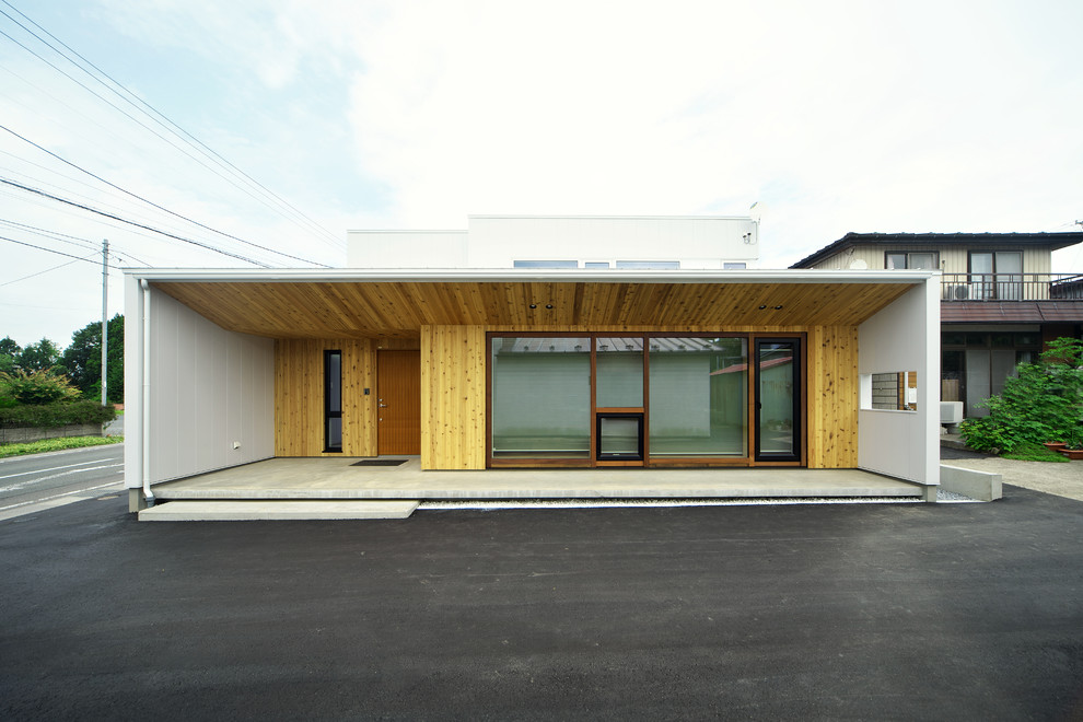 Modelo de fachada de casa blanca minimalista grande de una planta con revestimiento de madera, tejado de un solo tendido y tejado de metal