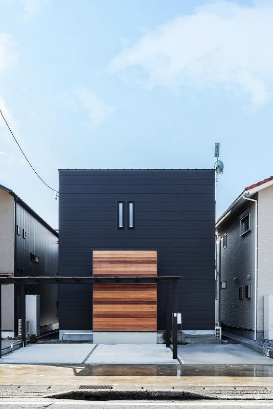Mittelgroßes, Zweistöckiges Nordisches Einfamilienhaus mit schwarzer Fassadenfarbe in Sonstige