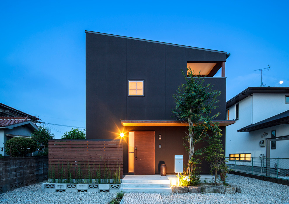 Идея дизайна: двухэтажный, черный дом в стиле модернизм с односкатной крышей
