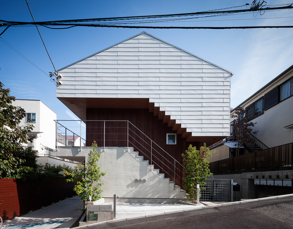 横浜にあるコンテンポラリースタイルのおしゃれな家の外観 (マルチカラーの外壁) の写真