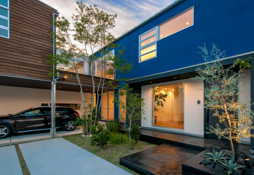 Inspiration pour une façade de maison bleue design avec un toit en appentis et un toit en métal.