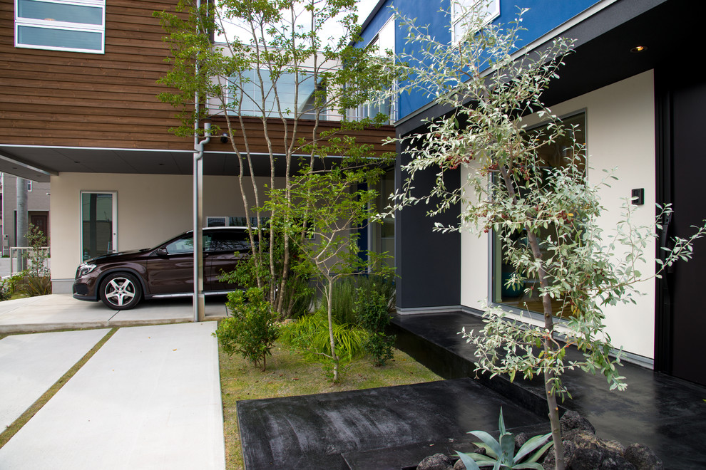Imagen de fachada de casa azul minimalista con tejado de un solo tendido y tejado de metal