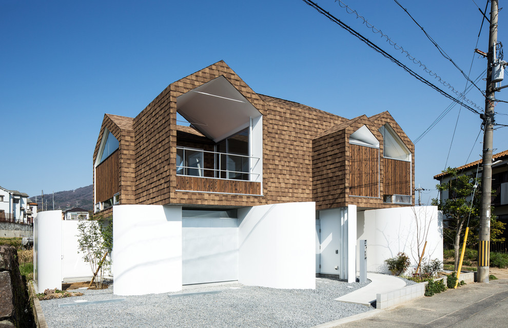 Idéer för ett modernt brunt hus, med två våningar
