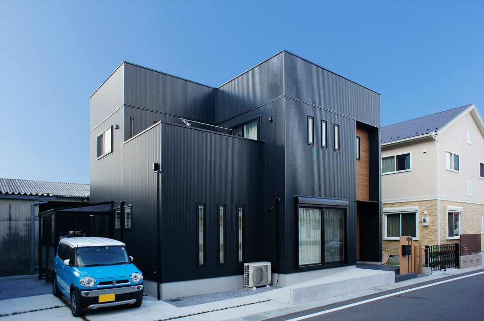 Идея дизайна: двухэтажный, черный частный загородный дом среднего размера в стиле модернизм