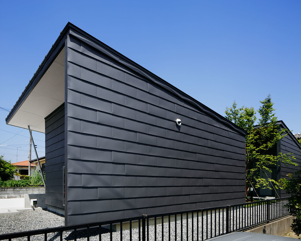 Idéer för ett modernt grått hus, med allt i ett plan, pulpettak och tak i metall