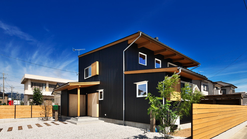 Esempio della casa con tetto a falda unica nero country a due piani di medie dimensioni con rivestimento in legno