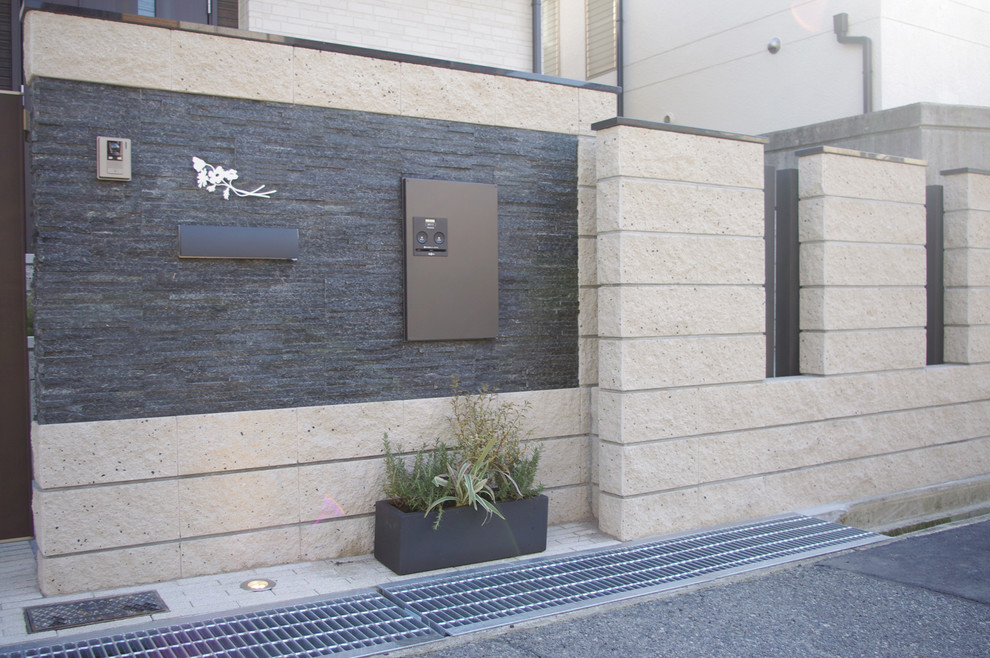 Design ideas for a contemporary house exterior in Kobe.