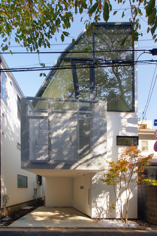White contemporary house exterior in Tokyo.