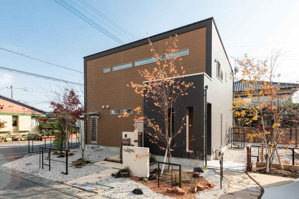 Idee per la facciata di una casa marrone moderna a due piani