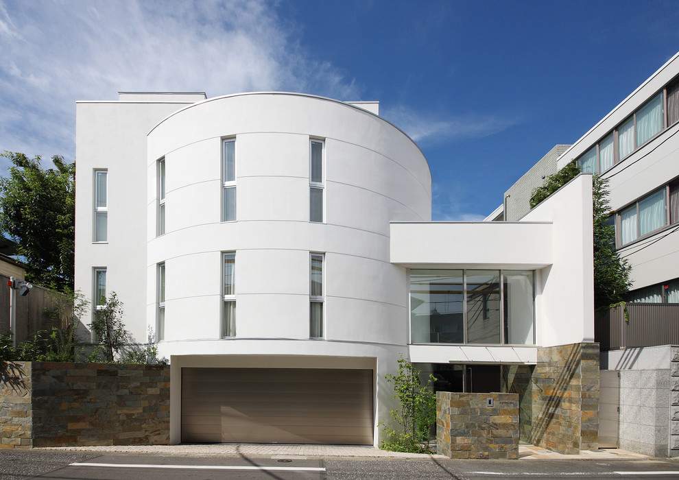 Inspiration pour une façade de maison blanche design.