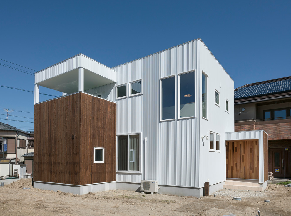 Foto della facciata di una casa bianca contemporanea con tetto piano