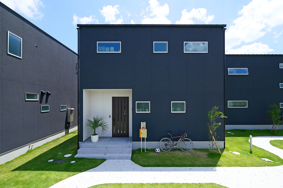 Источник вдохновения для домашнего уюта: черный частный загородный дом в стиле модернизм с комбинированной облицовкой, односкатной крышей и металлической крышей