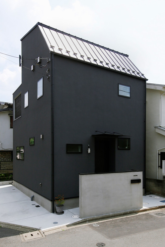 東京都下にあるお手頃価格の小さなインダストリアルスタイルのおしゃれな家の外観 (混合材サイディング、デュープレックス) の写真