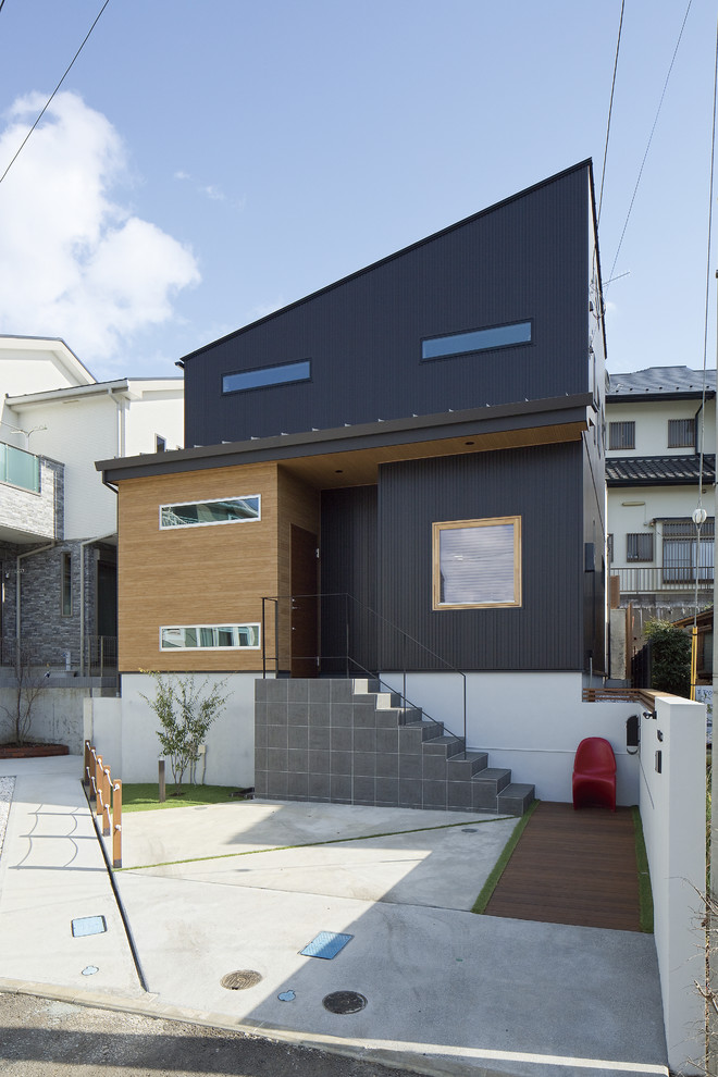Industrial Haus mit schwarzer Fassadenfarbe und Pultdach in Sonstige