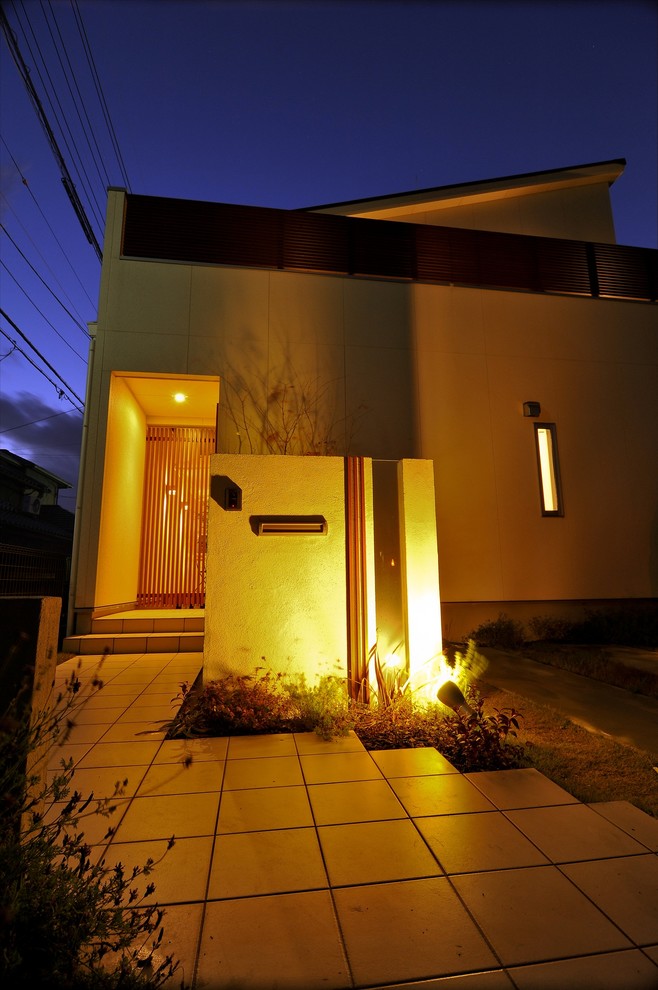 Kleines, Zweistöckiges Modernes Einfamilienhaus mit weißer Fassadenfarbe und Pultdach in Sonstige