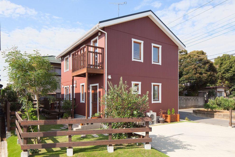 Mittelgroßes, Zweistöckiges Skandinavisches Einfamilienhaus mit Mix-Fassade, roter Fassadenfarbe, Satteldach und Schindeldach in Sonstige
