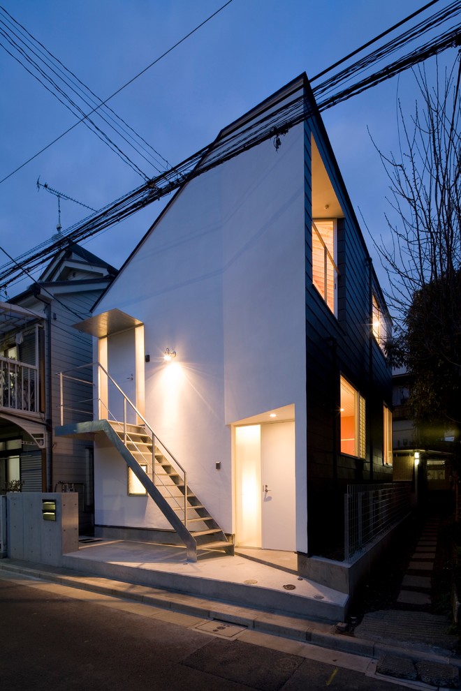 Ispirazione per la facciata di un appartamento piccolo bianco moderno a due piani con rivestimento in stucco, tetto a capanna e copertura in metallo o lamiera