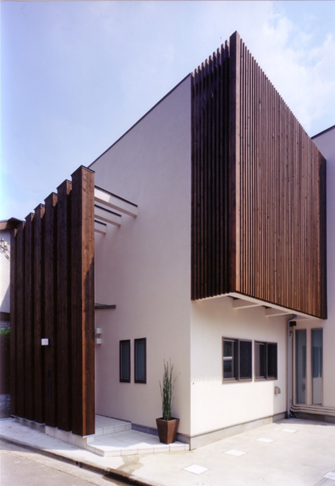 Diseño de fachada blanca escandinava de tamaño medio de dos plantas con revestimientos combinados y tejado de un solo tendido