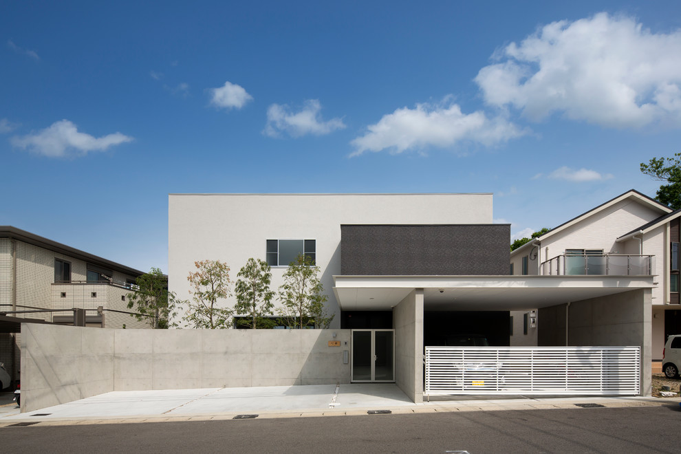 Modernes Haus mit weißer Fassadenfarbe und Flachdach in Tokio Peripherie