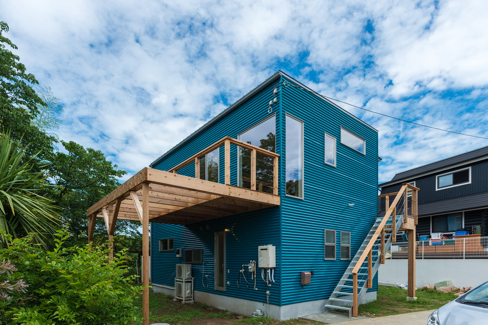 Foto på ett maritimt blått hus, med två våningar