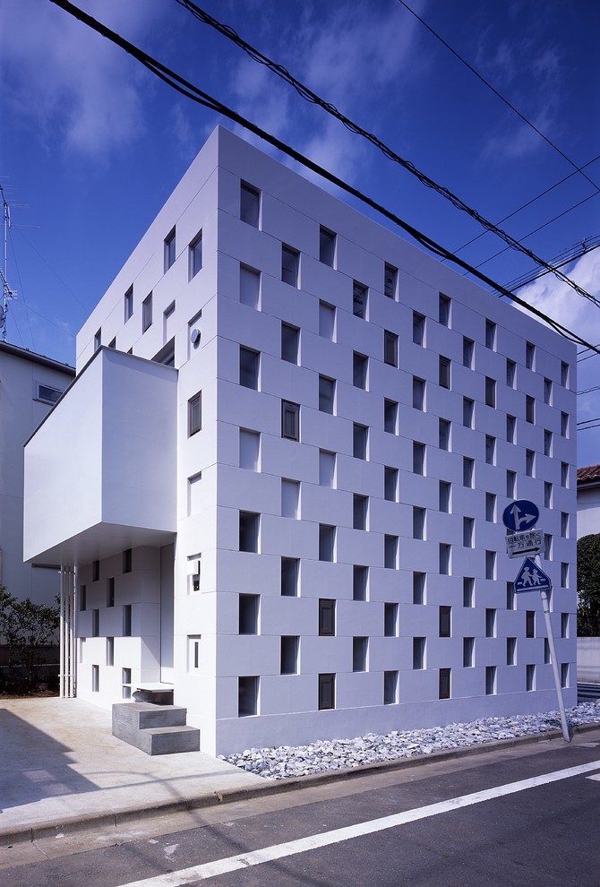 Modernes Haus mit weißer Fassadenfarbe und Flachdach in Tokio