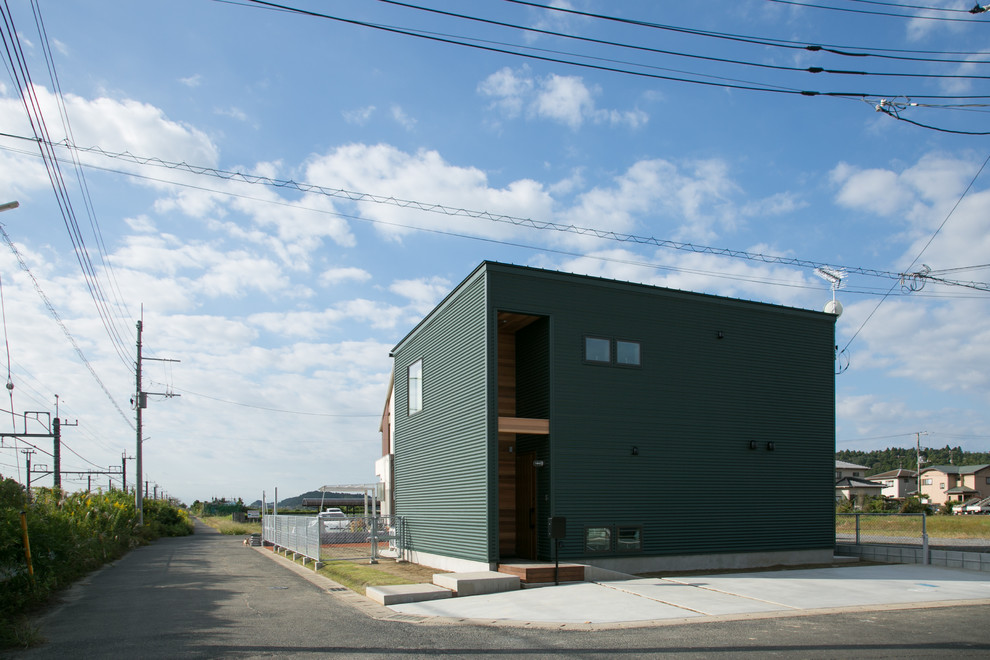 Ejemplo de fachada de casa verde moderna de dos plantas con tejado de un solo tendido y tejado de metal