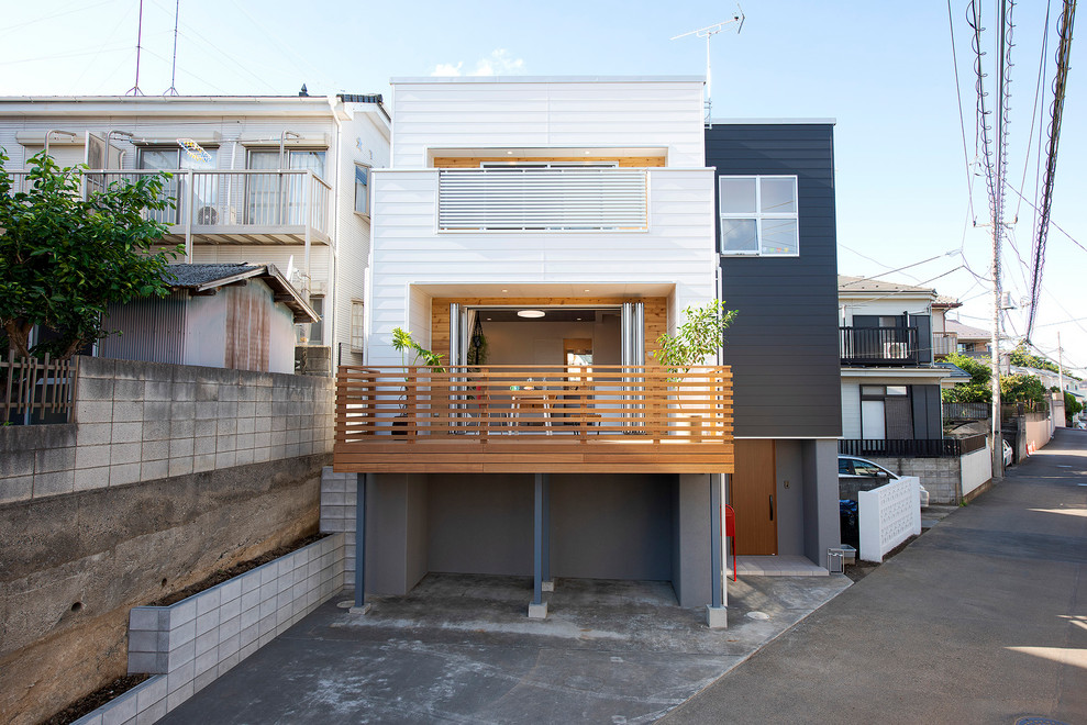 Foto della facciata di una casa contemporanea a piani sfalsati con rivestimento in metallo