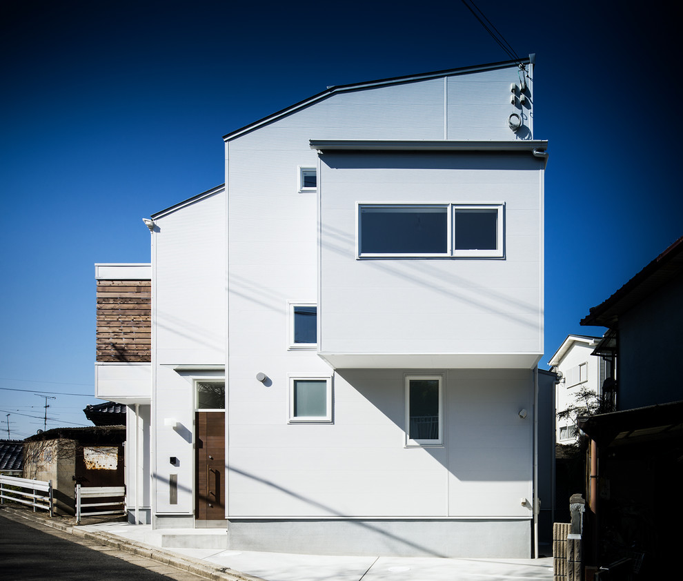 大阪にあるモダンスタイルのおしゃれな白い家の写真