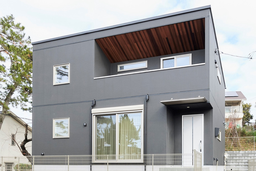 Идея дизайна: двухэтажный, черный частный загородный дом с облицовкой из металла