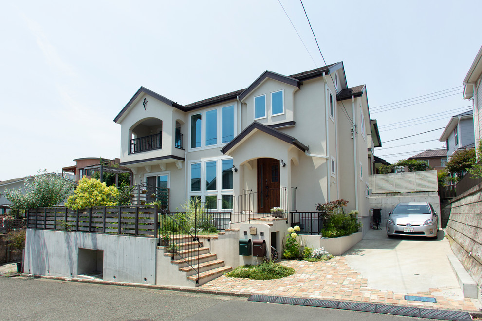 横浜にある中くらいなシャビーシック調のおしゃれな家の外観 (レンガサイディング) の写真