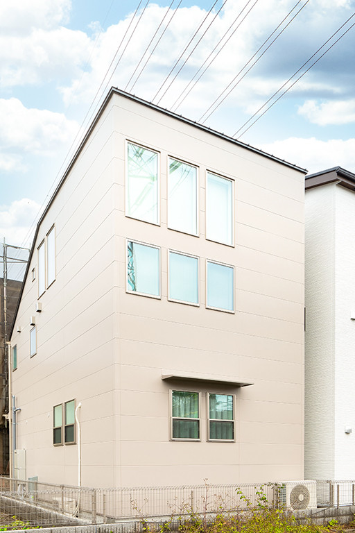 東京都下にある北欧スタイルのおしゃれな家の外観の写真