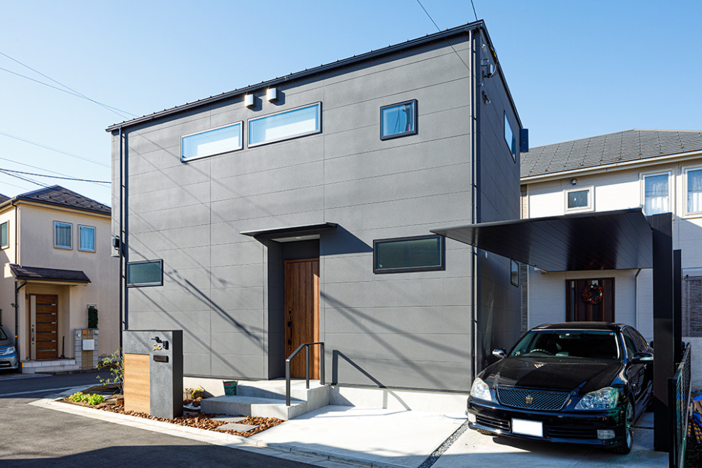 Идея дизайна: серый, двухэтажный частный загородный дом среднего размера в стиле лофт с комбинированной облицовкой, плоской крышей и металлической крышей