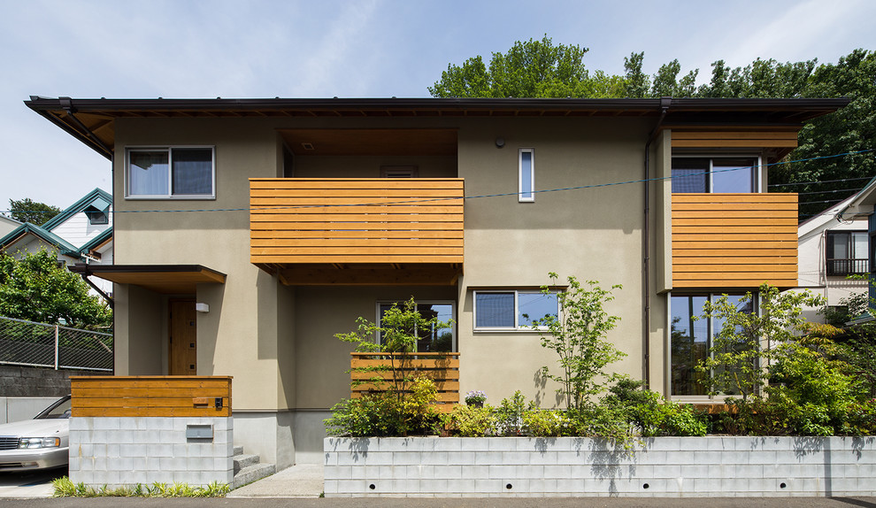 Idéer för ett modernt brunt hus, med platt tak