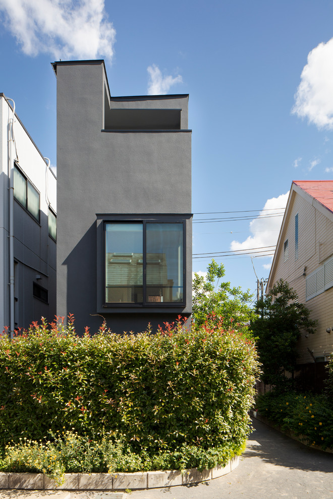 Modernes Haus mit grauer Fassadenfarbe in Tokio