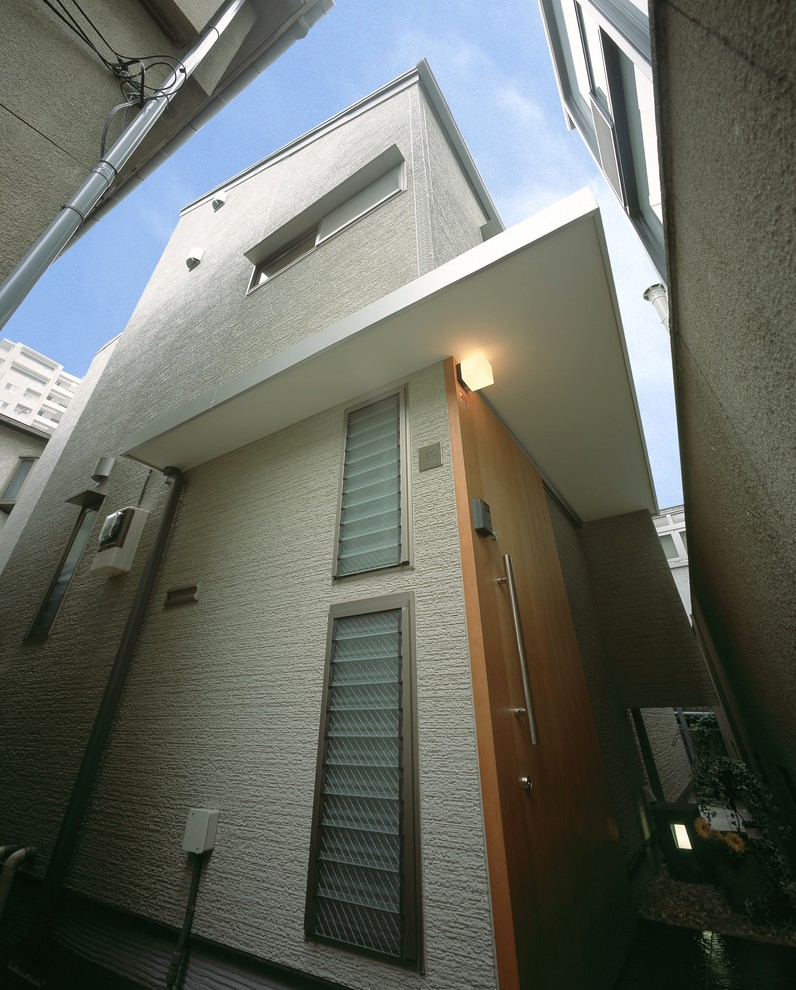 東京23区にあるお手頃価格の小さなコンテンポラリースタイルのおしゃれな家の外観 (混合材サイディング) の写真