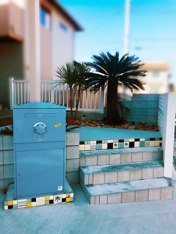 Modelo de fachada de casa azul costera pequeña