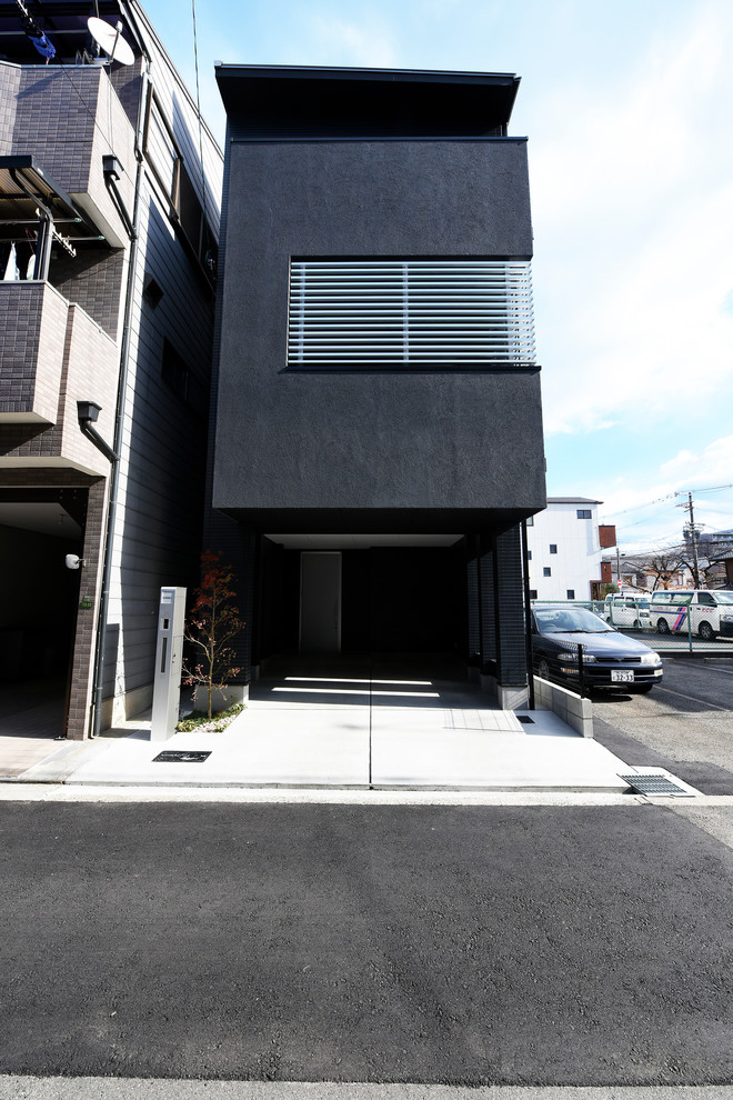 Inspiration för moderna svarta hus, med tre eller fler plan, blandad fasad, pulpettak och tak i metall