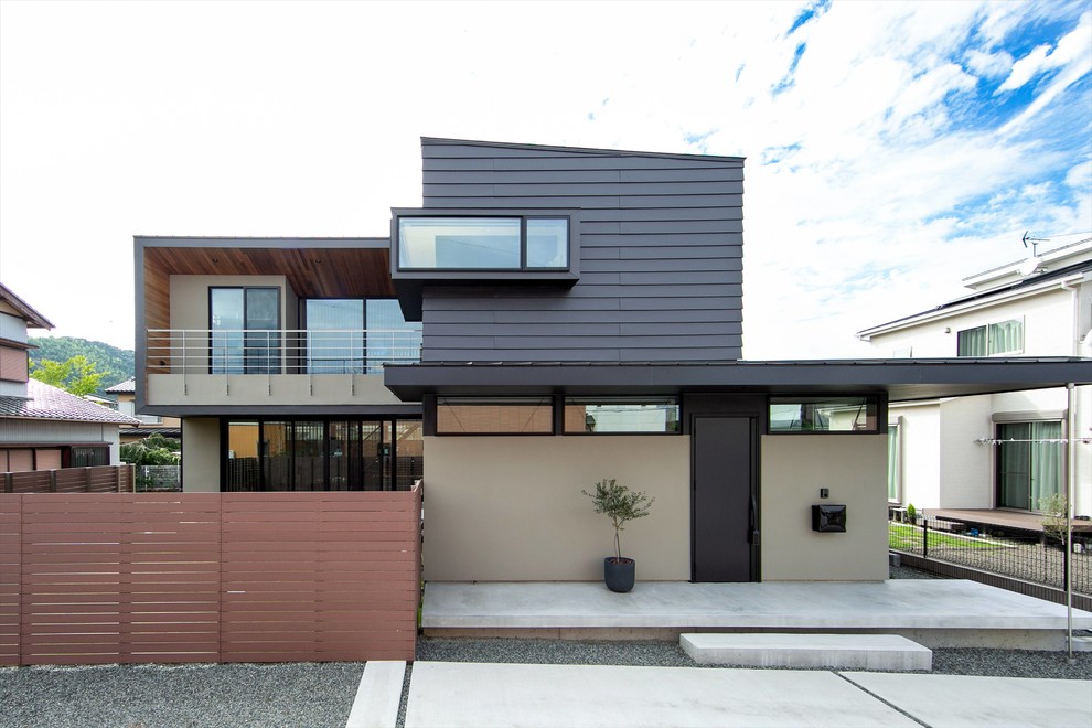 Mittelgroßes, Zweistöckiges Industrial Einfamilienhaus mit grauer Fassadenfarbe, Pultdach und Blechdach in Sonstige