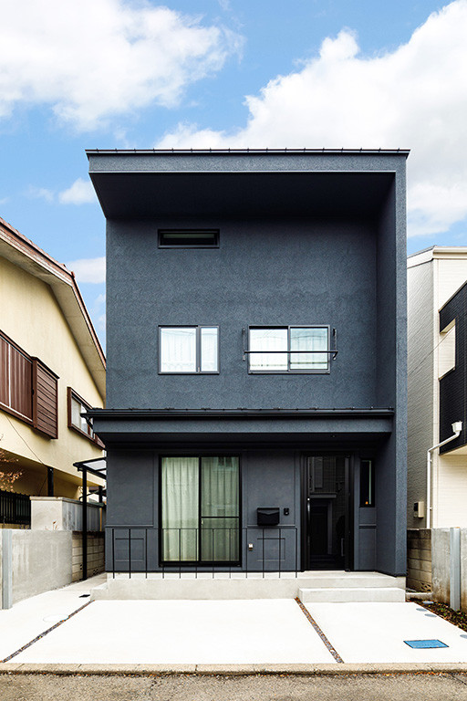 Стильный дизайн: серый частный загородный дом в стиле модернизм - последний тренд