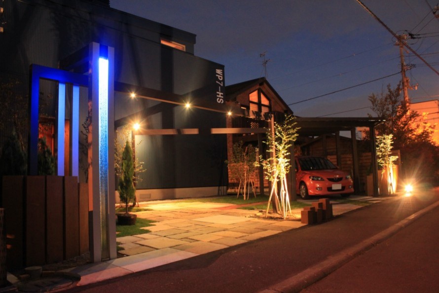 Cette image montre une façade de maison métallique et bleue minimaliste à un étage.