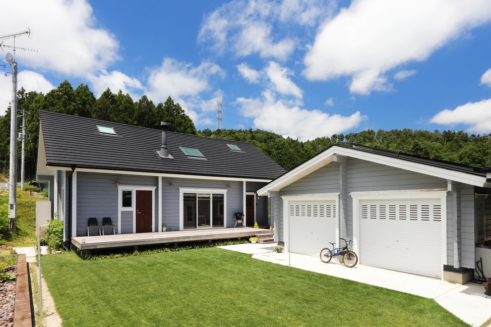Пример оригинального дизайна: серый частный загородный дом в классическом стиле с двускатной крышей