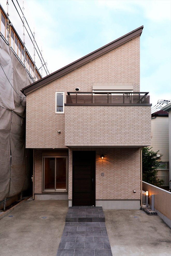 東京都下にあるモダンスタイルのおしゃれな家の外観の写真
